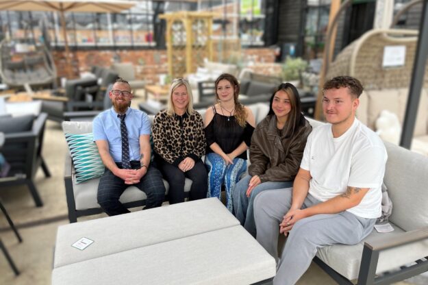 Rising stars dragons Den 1 – Copy