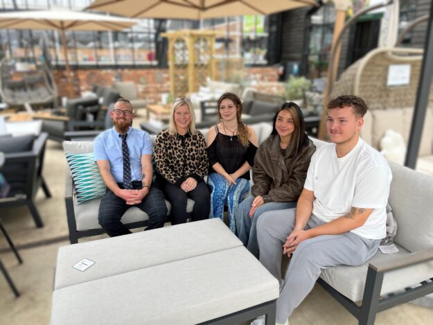 Rising stars dragons Den 1 – Copy